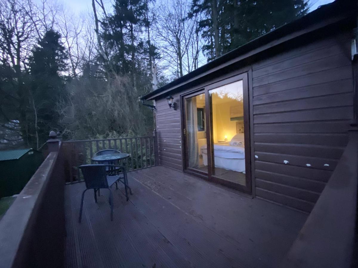 Stunning 4-Bedroom Cabin With Hot Tub In Beattock! Exterior photo